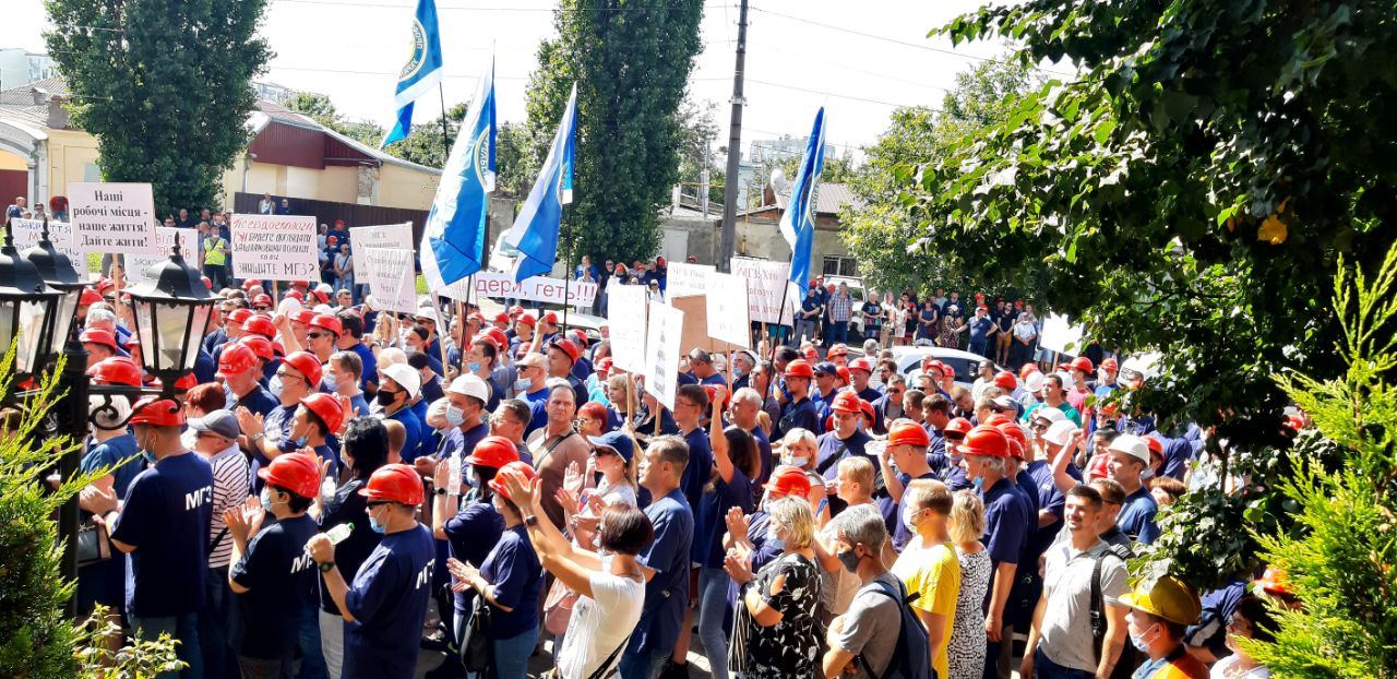 Тысяча рабочих НГЗ протестует под судом против остановки завода